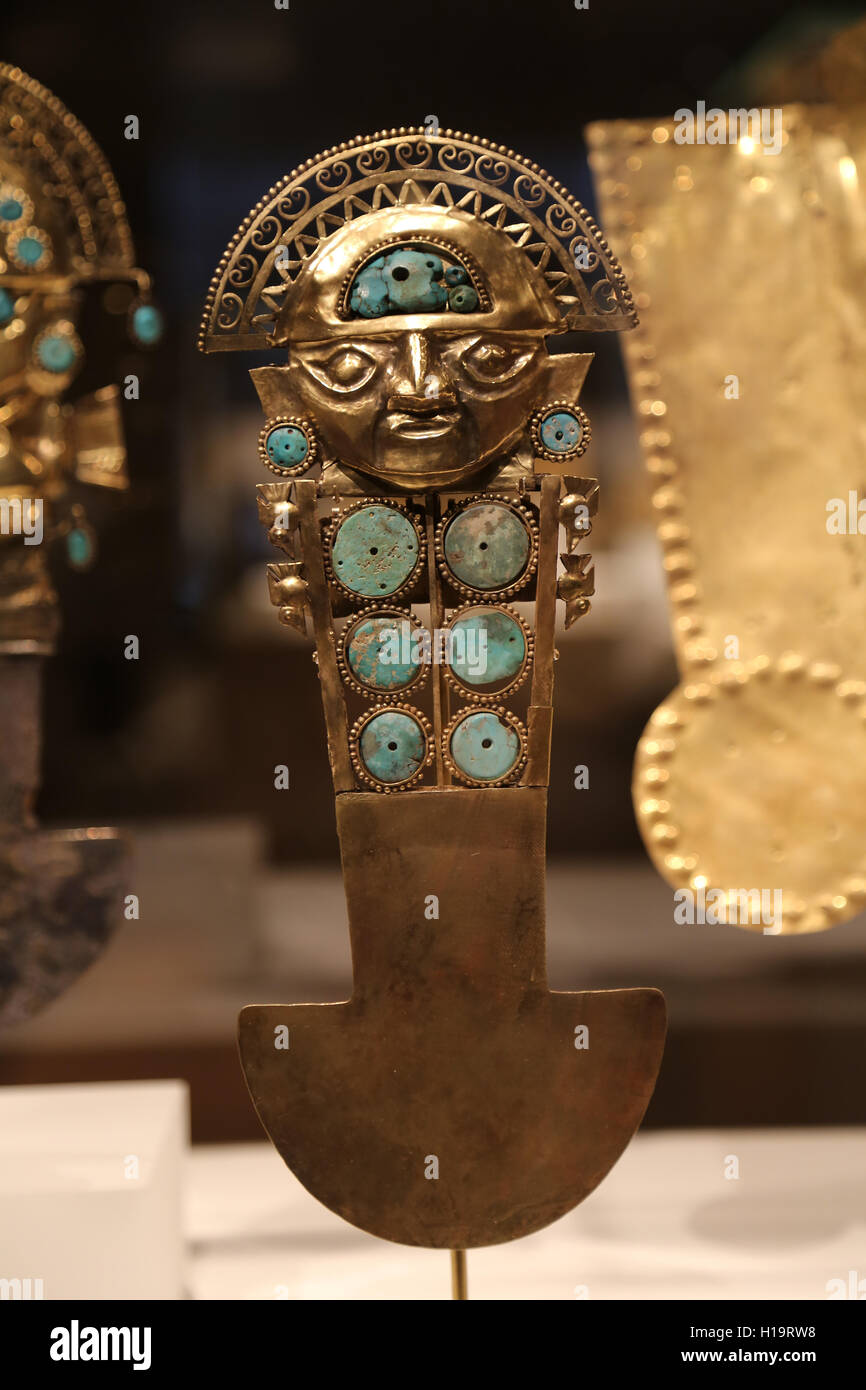 Zeremonienmesser. Peru. SICAN (Lambayeque-Kultur). 9.-11. Jahrhundert. Gold und Türkis Inlay gehämmert. Stockfoto