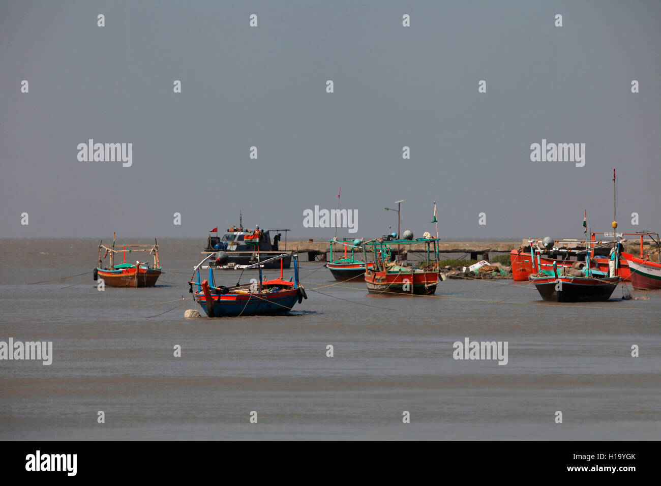Boote im Meer, koteshwar, Kutch, Gujrat, Indien Stockfoto