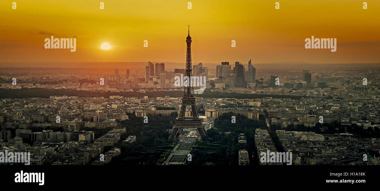 Paris-Skyline bei Sonnenuntergang mit dem Eiffel Turm und La Defense, Paris, Frankreich, Europa Stockfoto