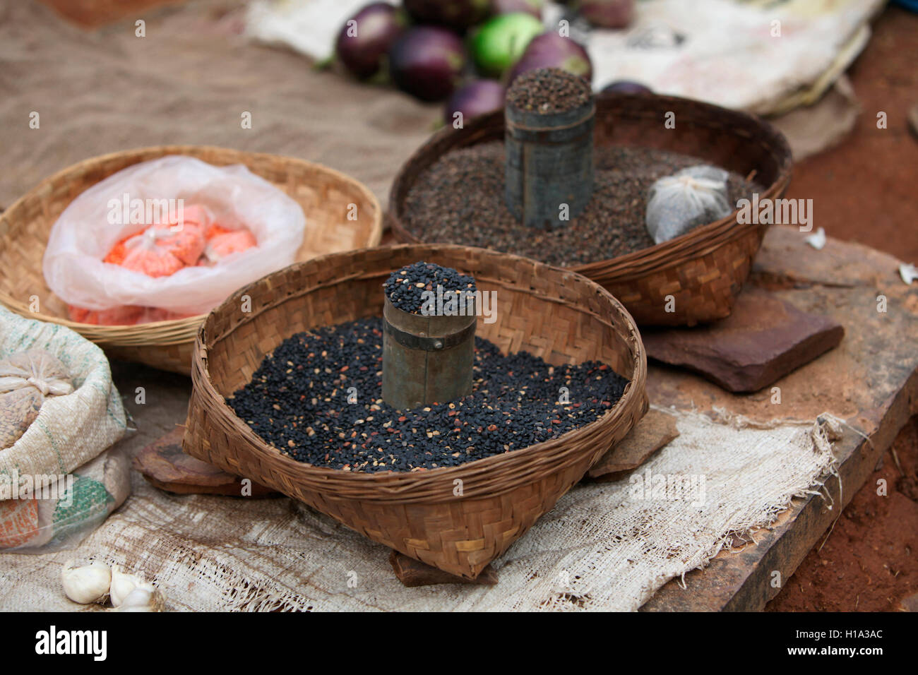 Quinoa, schwarze Körner für verkaufen, pandripani dhurwa Stammes- Markt, Dorf, chattisgadh, Indien Stockfoto