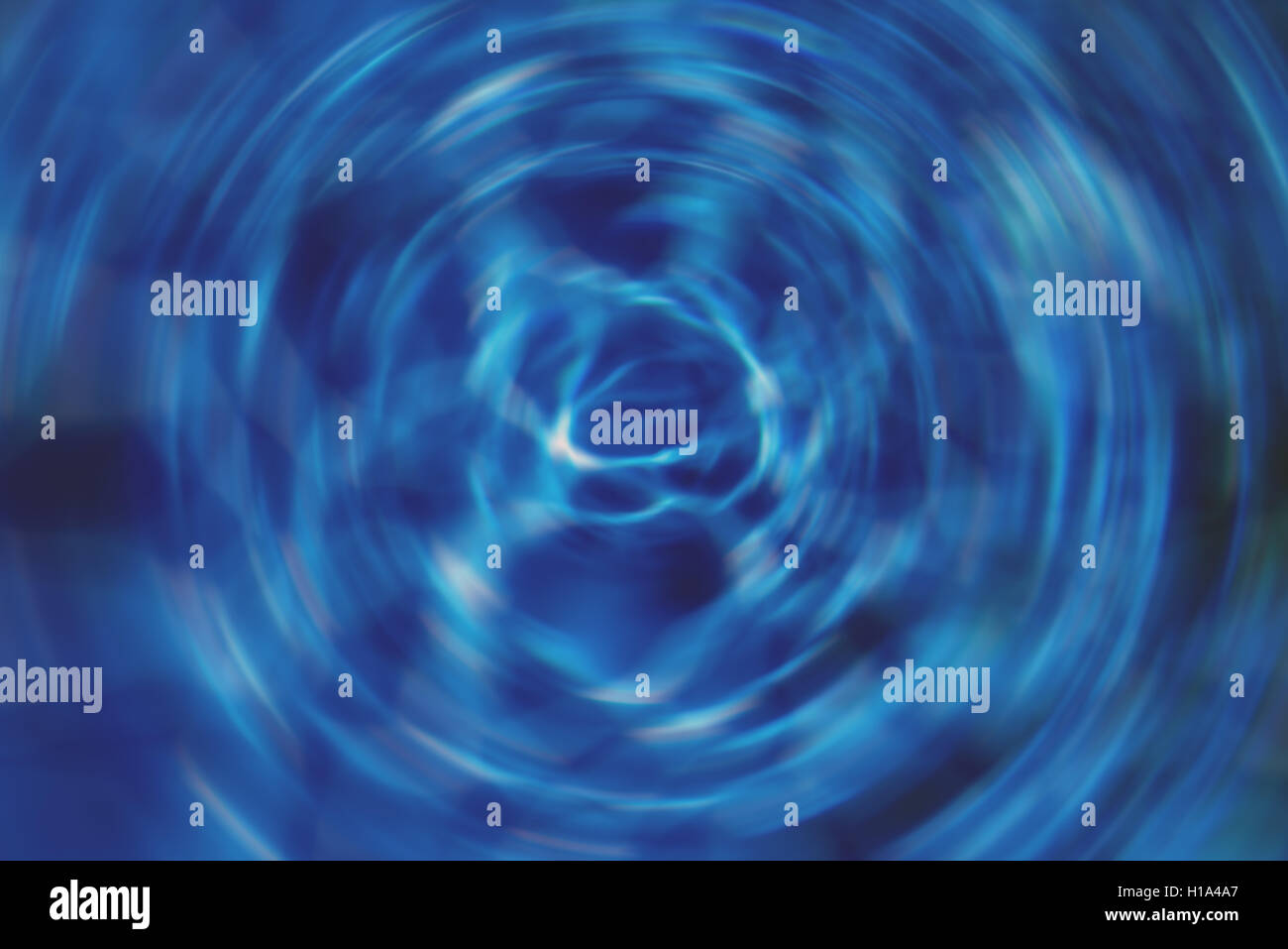 Spinnen-Wasser-Whirlpool-Effekt auf der Oberfläche des kühlen blauen Wasser in natürlichem Sonnenlicht Stockfoto