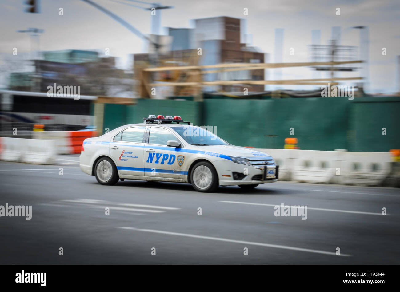 Beschleunigung NYPD Polizei Auto in New York Stockfoto