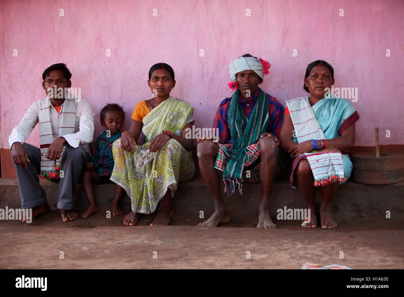 Stammes-Familie, Stamm Dhurwa, Gonchapar Dorf, Chattisgarh, Indien Stockfoto