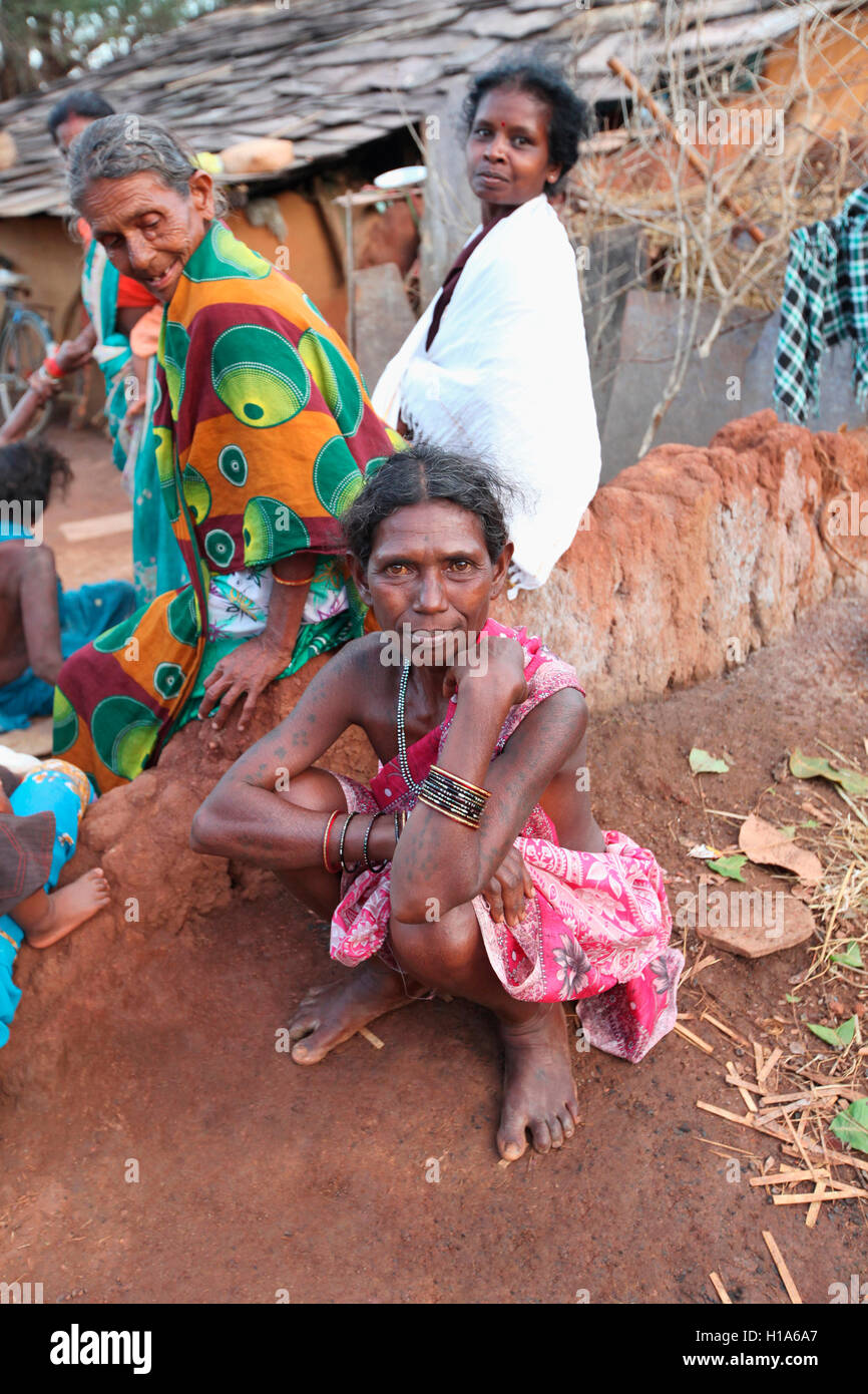 Alte Frauen in der Freizeit, Dhurwa Stamm, Gonchapar Dorf, Chattisgarh, Indien Stockfoto