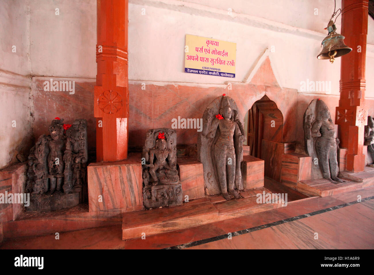Statuen von Gott und Göttin, Danteshwari Bügelvoraussetzungen, Dantewada, Chattisgarh, Indien Stockfoto