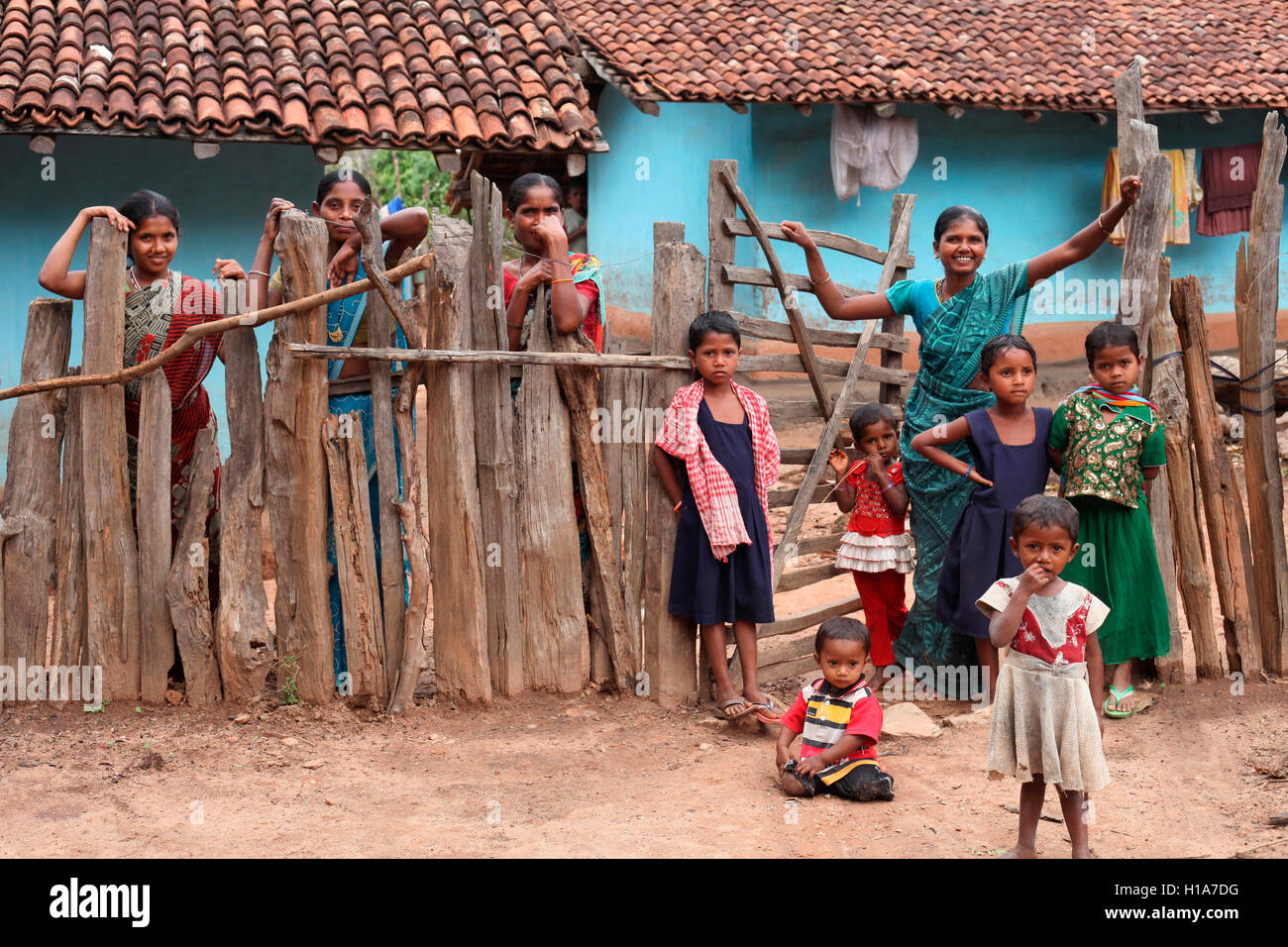 Frauen und Kinder, Bison horn Maria Stamm, gamawada Dorf, Chattisgarh, Indien Stockfoto