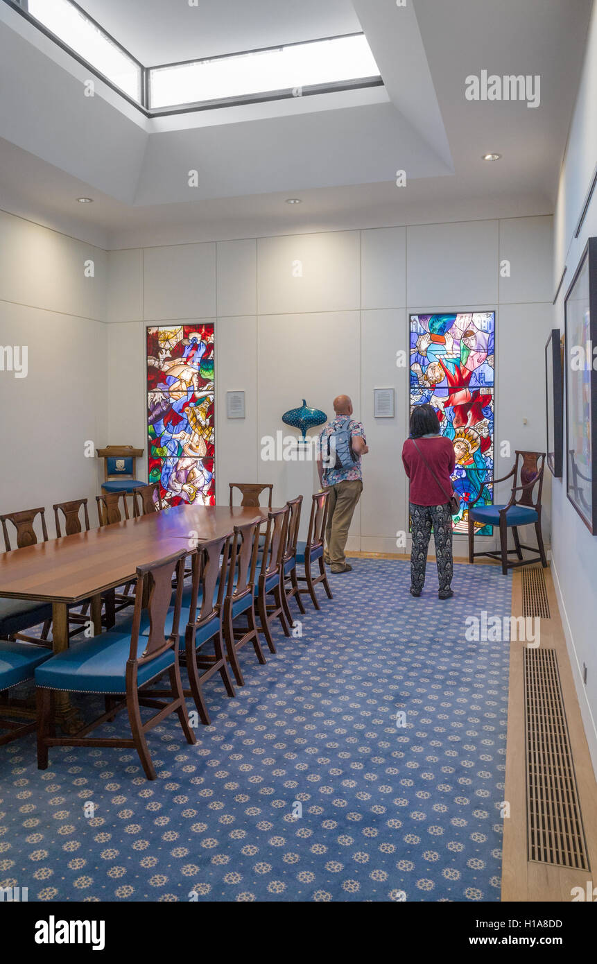 Besucher im Ausschuss Zimmer an der Haberdashers' Hall, London, England, während des Wochenendes der offenen Tür, September 2016. Stockfoto