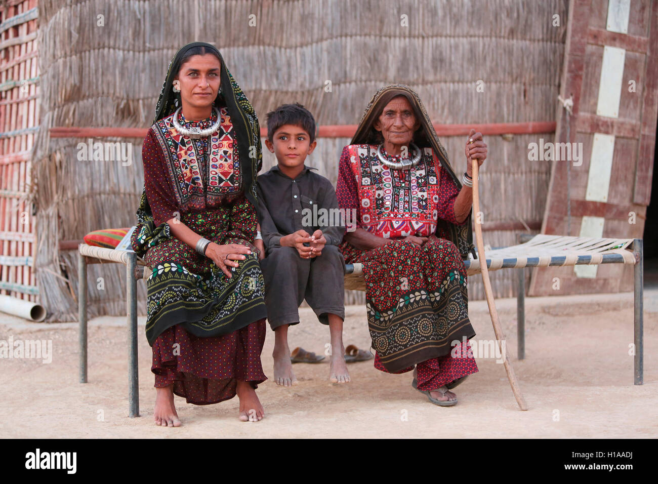 Drei Generationen, fakirani Jat, medi Dorf Kutch, Gujarat, Indien Stockfoto