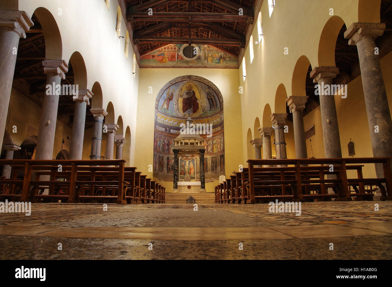 ROM, ITALIEN - 9. SEPTEMBER 2016: Mittelschiff der alten römischen Kirche San Saba auf VII Jahrhundert gebaut Stockfoto