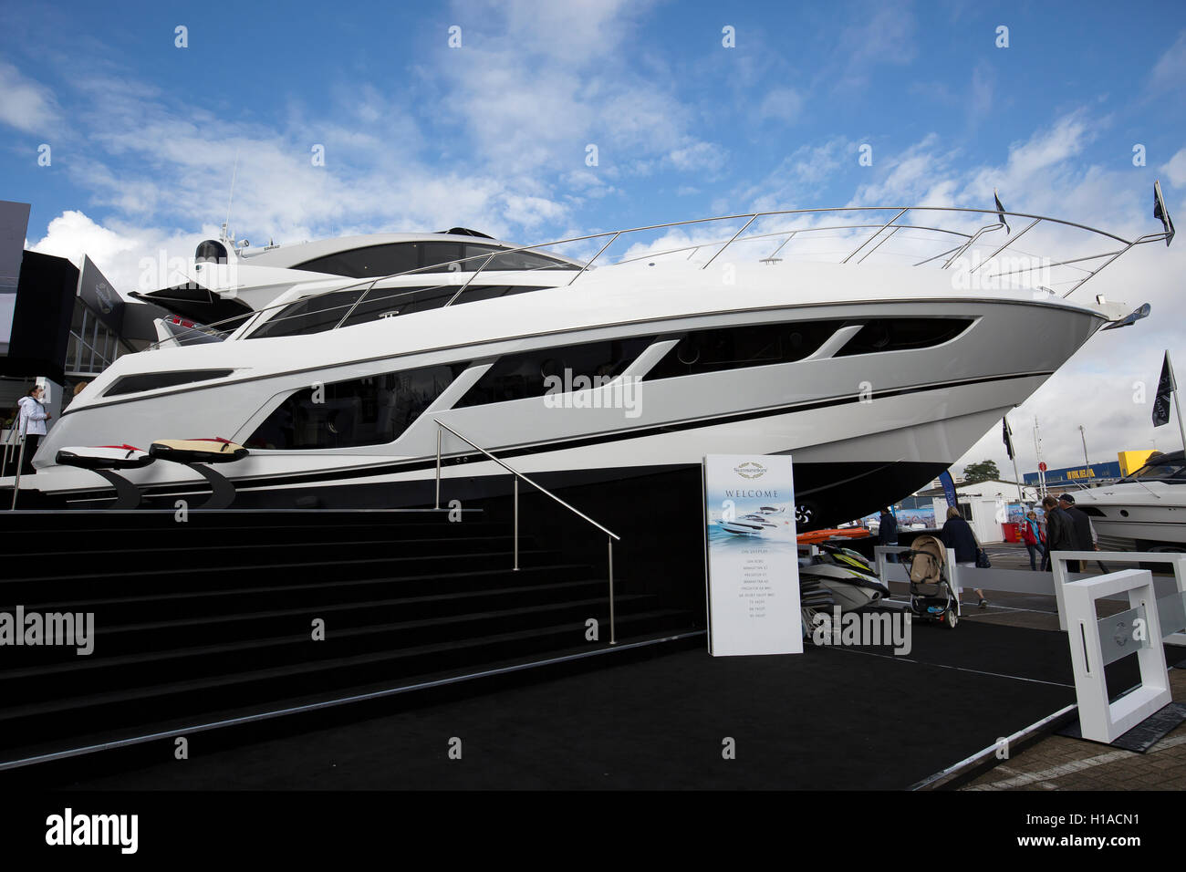 Southampton, UK. 22. Sep, 2016. Manhattan 65 auf dem Sunseeker Stand an der Southampton Boat Show 2016 Credit: Keith Larby/Alamy Live-Nachrichten Stockfoto