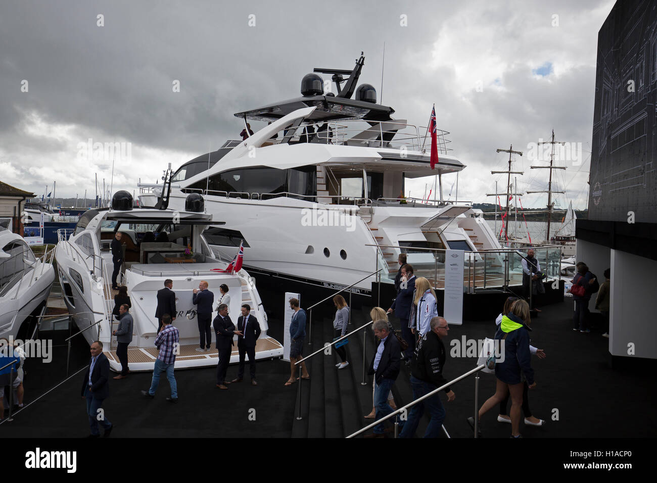 Southampton, UK. 22. Sep, 2016. Besucher besuchen die Sunseeker-Stand auf der Southampton Boat Show 2016 Kredit: Keith Larby/Alamy Live News Stockfoto