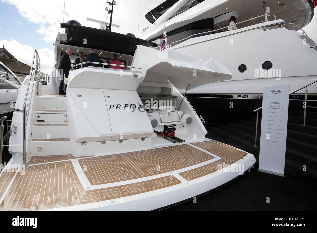 Southampton, UK. 22. Sep, 2016. Die Rückseite des Raubtieres 68 auf dem Sunseeker-Stand auf der Southampton Boat Show 2016 Kredit: Keith Larby/Alamy Live News Stockfoto