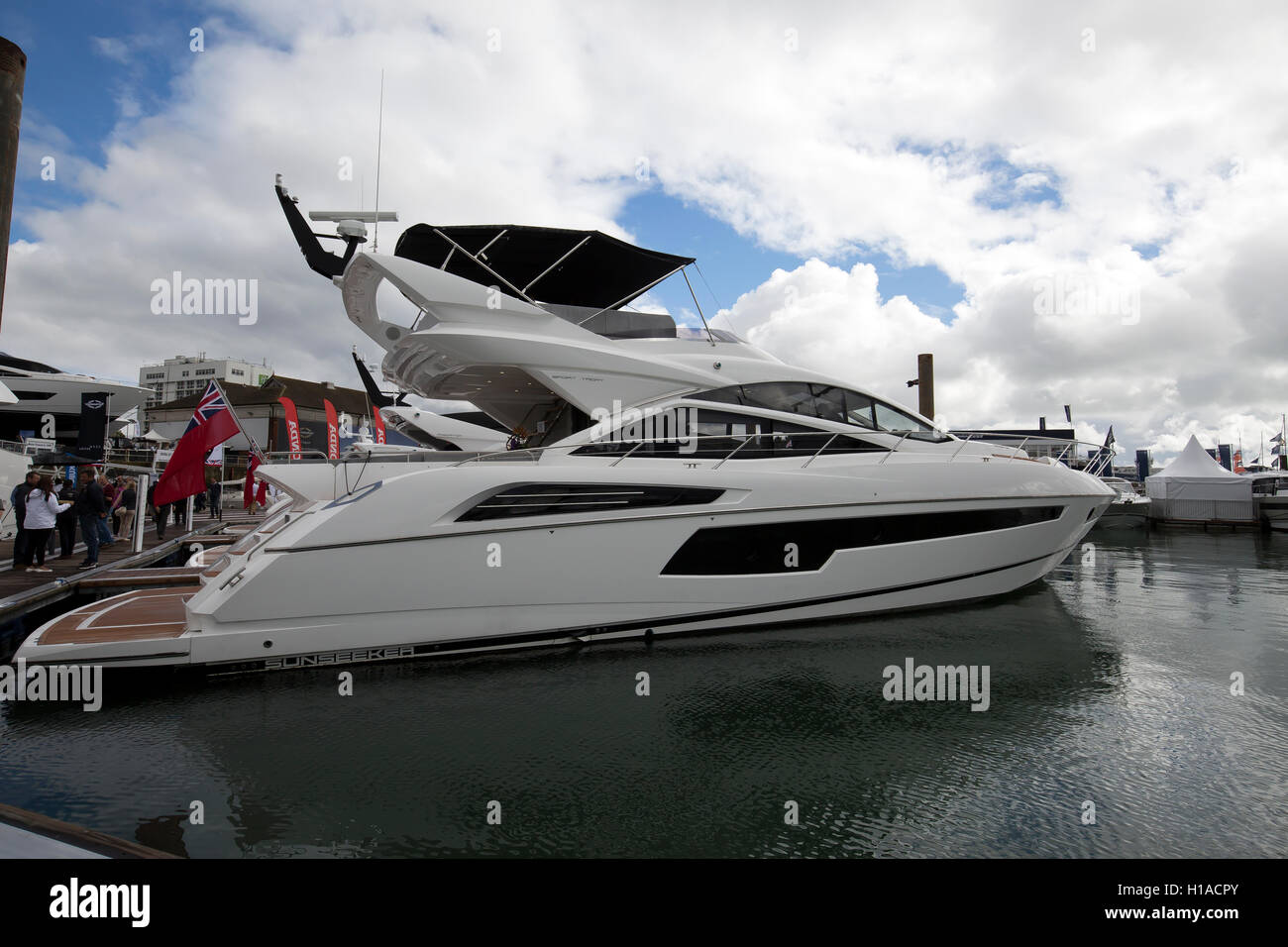 Southampton, UK. 22. Sep, 2016. Sunseeker Yacht festgemacht an der Southampton Boat Show 2016 Kredit: Keith Larby/Alamy Live News Stockfoto