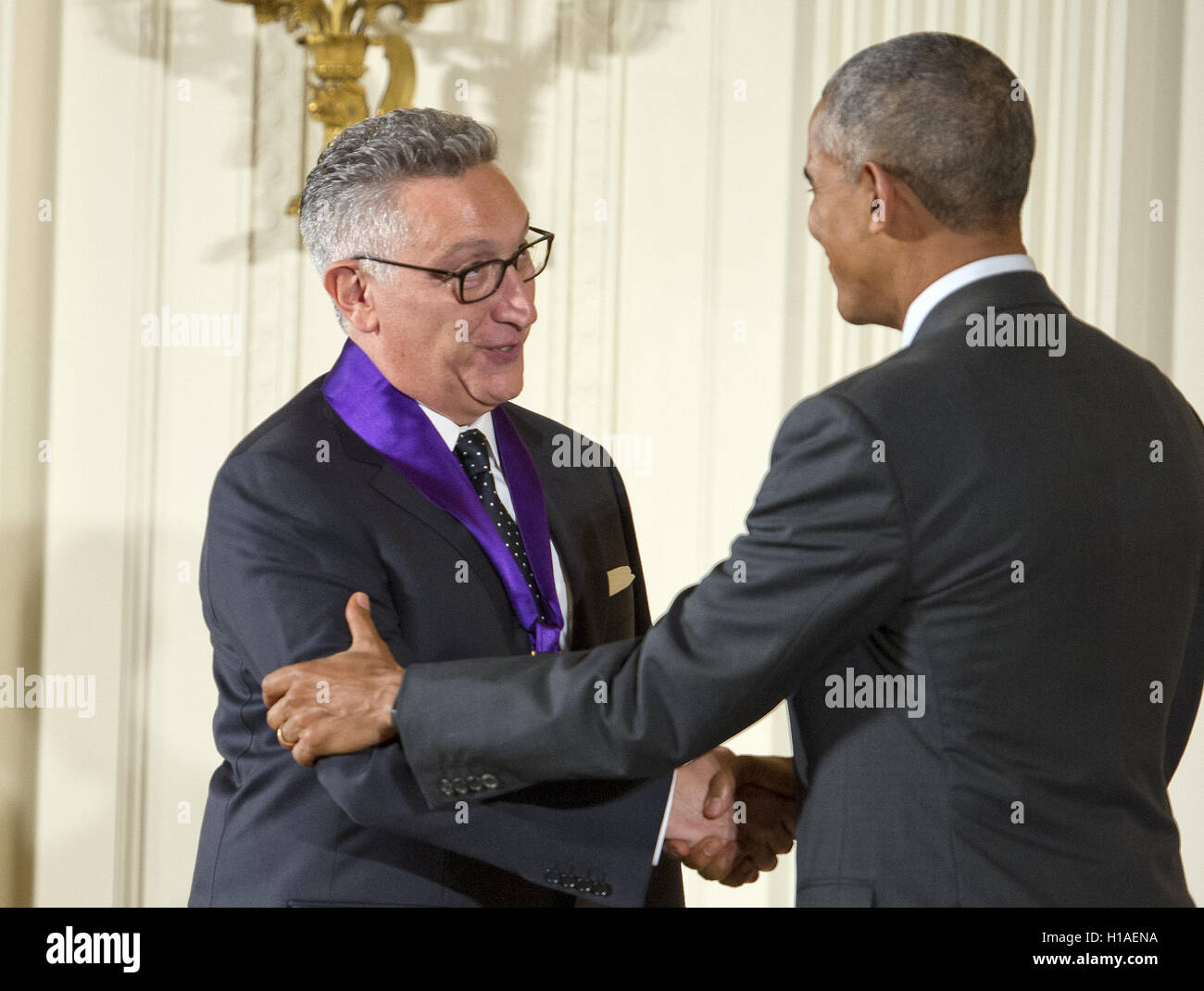 Washington, District Of Columbia, USA. 22. Sep, 2016. Vereinigte Staaten Präsident Barack Obama präsentiert 2015 National Medal of Arts Moises Kaufman, Regisseur & Dramaturg von New York, New York, während einer Zeremonie im East Room des weißen Hauses in Washington, DC am Donnerstag, den 22. September 2016.Credit: Ron Sachs/CNP Credit: Ron Sachs/CNP/ZUMA Draht/Alamy Live News Stockfoto