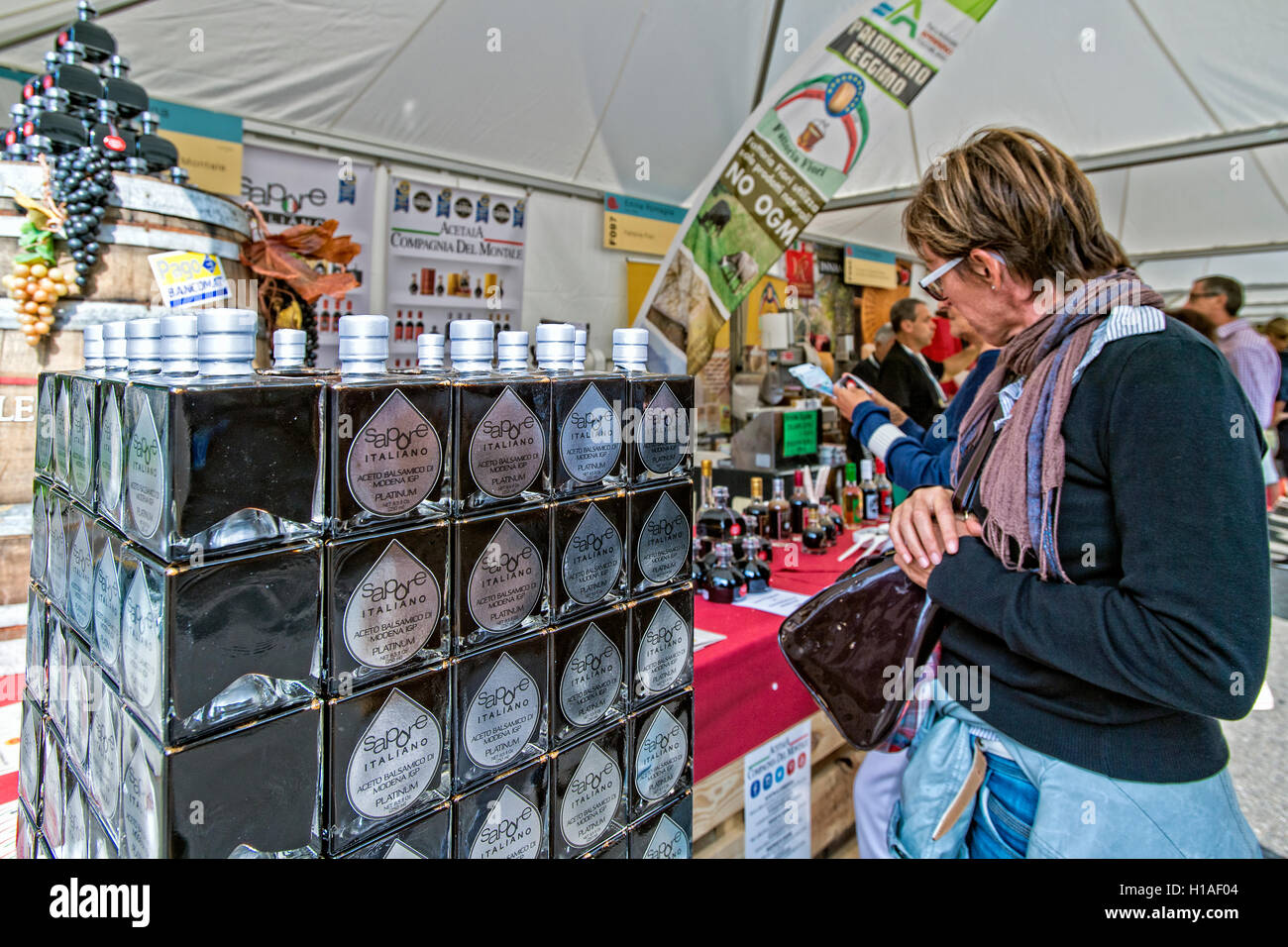 Italien-Piemont-Turin - "Mutter Erde - 2016 Salone del Gusto" - das Thema der diesjährigen Ausgabe ist LOVING THE EARTH - Emilia Romagna-Balsamessig aus Modena © wirklich Easy Star/Alamy Live News Stockfoto