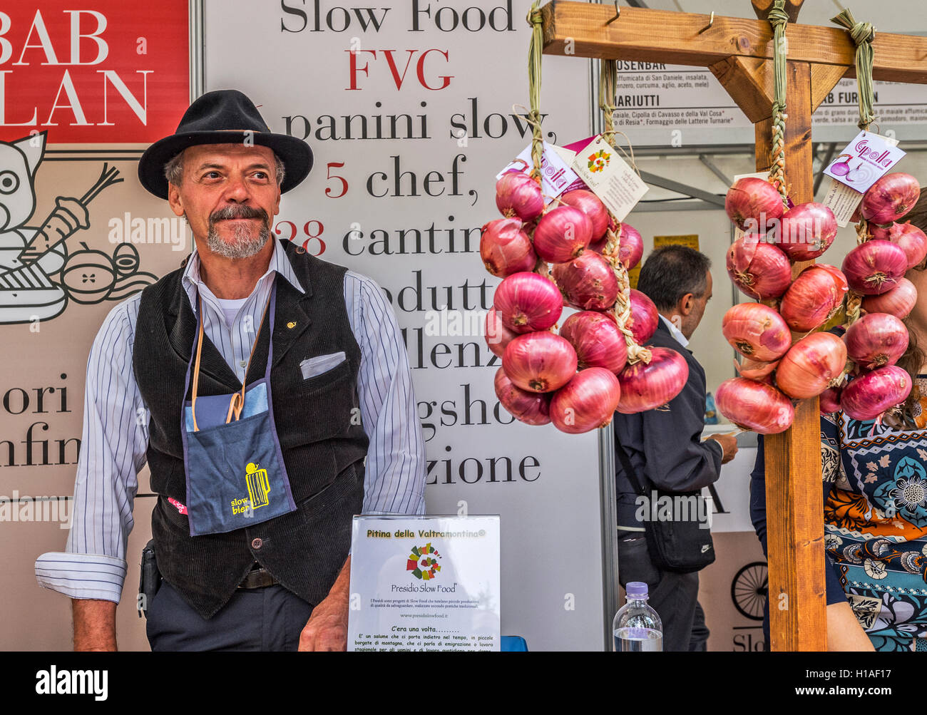 Italien-Piemont-Turin - "Mutter Erde - 2016 Salone del Gusto"-das Thema der diesjährigen Ausgabe ist die Erde - Friaul - Zwiebel Cavasso e Della Val Casa lieben © wirklich Easy Star/Alamy Live News Stockfoto