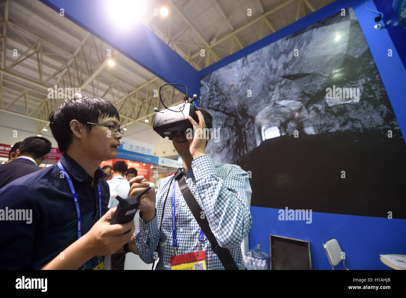 Tianjin, China. 23. Sep, 2016. Ein Besucher erlebt eine virtual-Reality-Ausrüstung im 2016 China Mining Congress and Expo in Tianjin, Nord-China, 23. September 2016. Das Thema des Bergbau-Events ist "Von Roman Konzepte, um Innovationslösungen". © Bai Yu/Xinhua/Alamy Live-Nachrichten Stockfoto