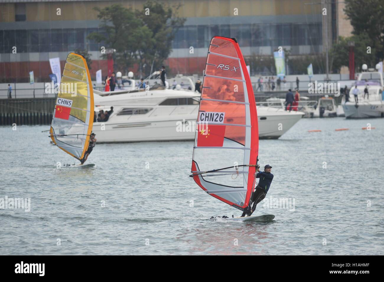 Qingdao, Qingdao, China. 23. Sep, 2016. Qingdao, CHINA-September 23 2016:? (REDAKTION? VERWENDEN SIE? NUR.? CHINA? RAUS) Segler konkurriert bei der 2016 ISAF Sailing World Cup in Qingdao, Osten der Provinz Shandong ChinaÂ¡Â¯s 23. September 2016. © SIPA Asien/ZUMA Draht/Alamy Live-Nachrichten Stockfoto