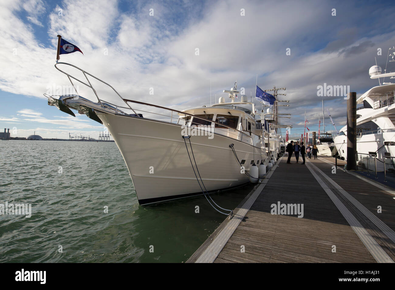 Southampton, UK, 22. September 2016, A Luxus-Yacht auf dem Display an der Southampton Boat Show 201 Kredit: Keith Larby/Alamy Live News Stockfoto