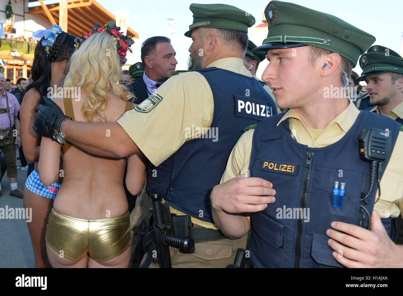 22. September 2016 - wird Fototermin von Micaela Schaefer und Yvonne Woelke von der Polizei am Oktoberfest 2016 in München unterbrochen. | weltweite Nutzung Stockfoto