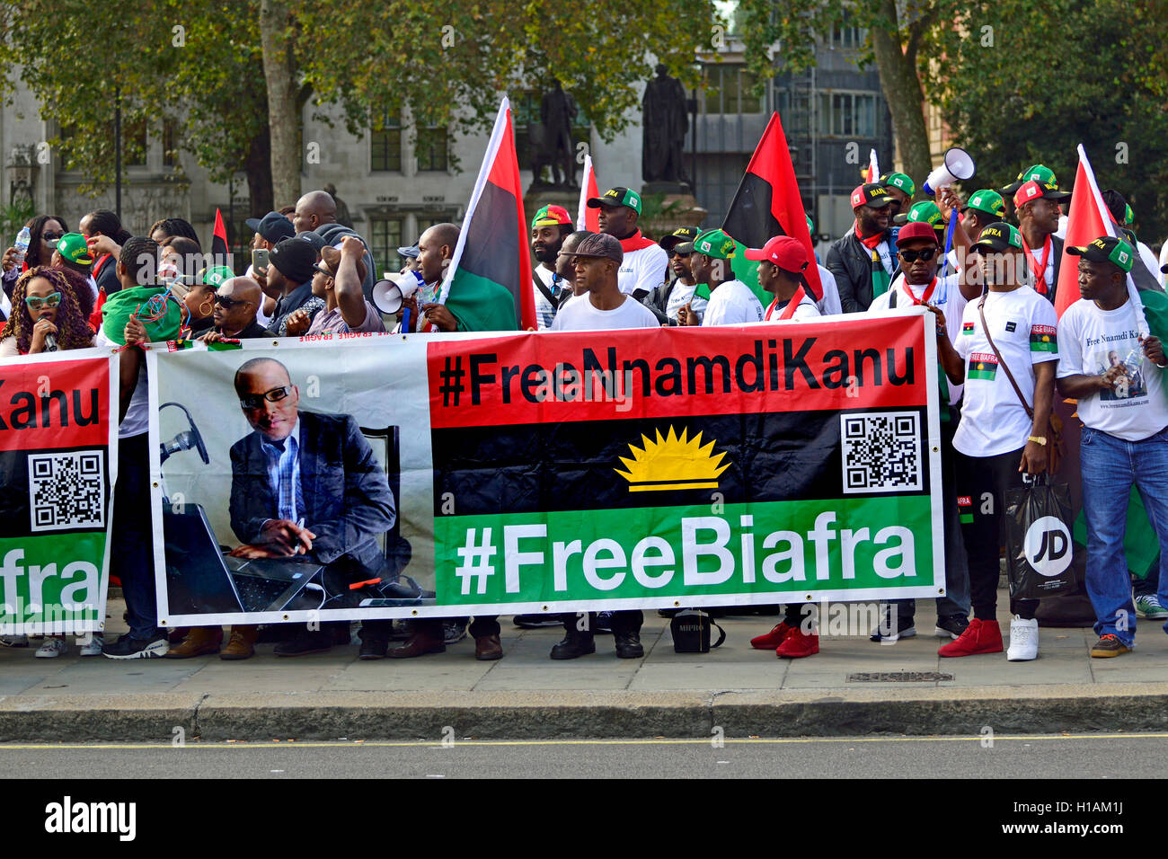 London, UK. 23. September 2016. Nigerianische Sängerin Simi (Simisola Bolatito Ogunleye) spricht in Parliament Square aus Protest gegen die fortdauernde Inhaftierung IPOB (Indiginous Menschen von Biafra) Führer Nnamdi Kanu von der nigerianischen Regierung. Bildnachweis: PjrNews/Alamy Live-Nachrichten Stockfoto