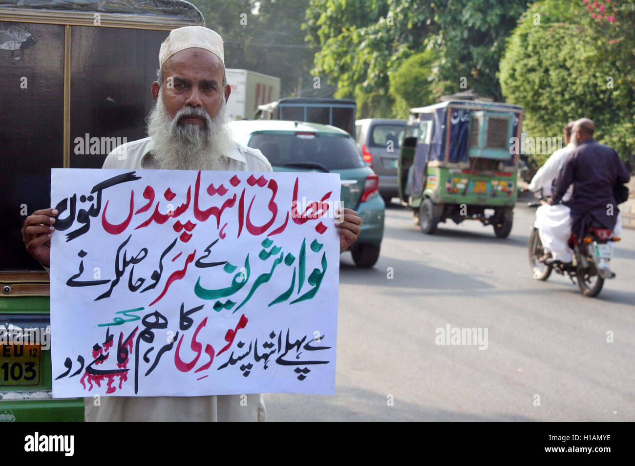 Bewohner von Lahore hält ein Plakat, beschreibt seine hasserfüllten Absichten für Indian PM Modi außerhalb Lahore Presseclub auf Freitag, 23. September 2016. © Asianet-Pakistan/Alamy Live-Nachrichten Stockfoto