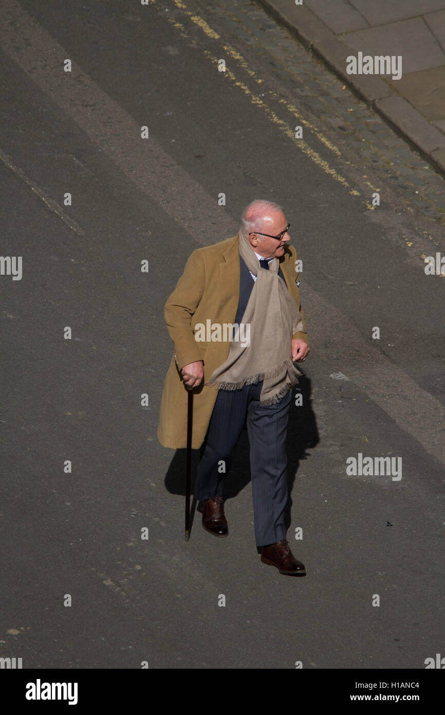 Oxford, UK. 23. September 2016. Anthony Hopkins Dreharbeiten in Radclife Sqaure, Oxford. Transformator 5 Crew und Darsteller, die Dreharbeiten in Oxford. Bildnachweis: Pete Lusabia/Alamy Live-Nachrichten Stockfoto