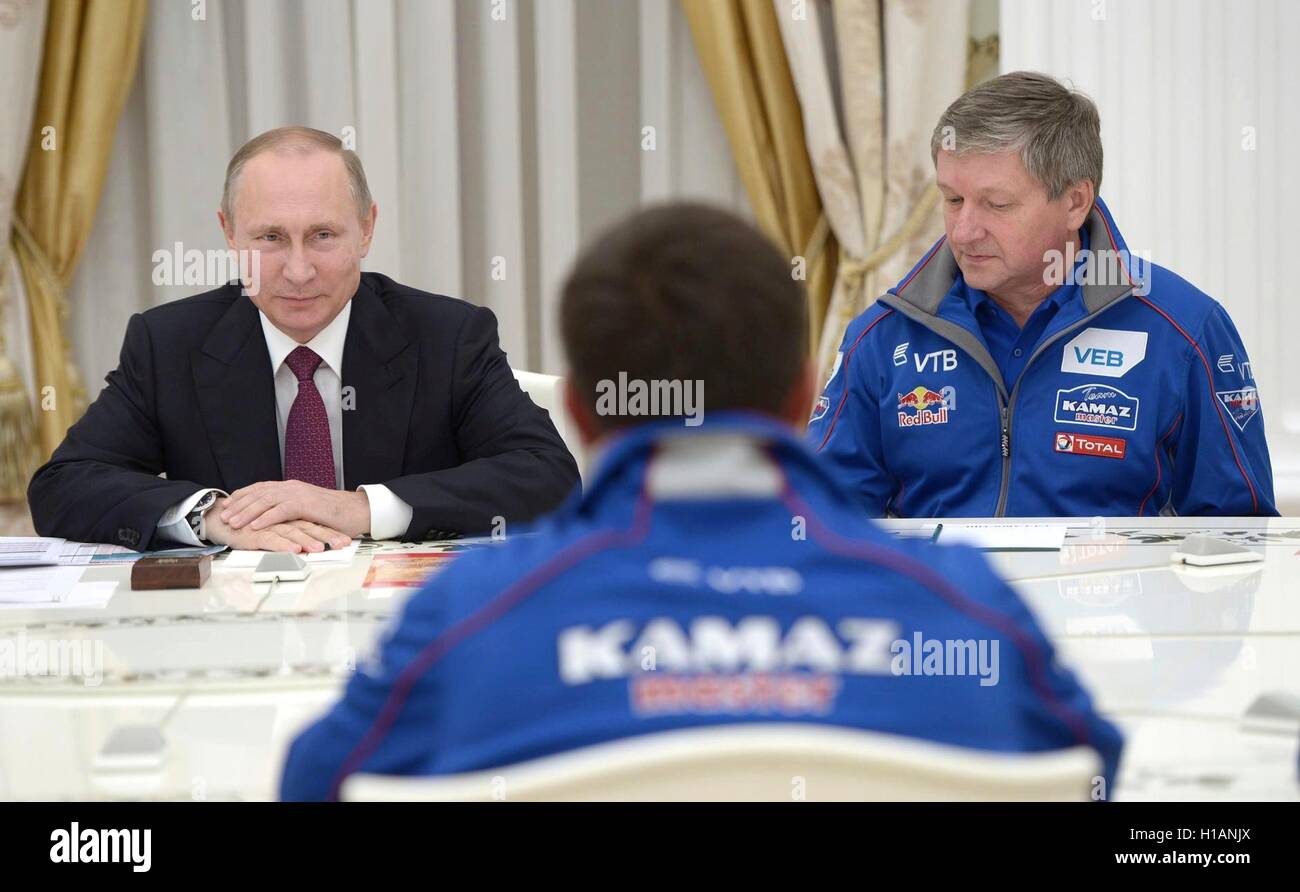 Der russische Präsident Vladimir Putin trifft sich mit Fahrern aus der KAMAZ Straßenrennen Team im Kreml 22. September 2016 in Moskau, Russland. Putin traf mit Fahrern aus das Siegerteam Kamaz aus Moskau, Peking Silk Way Off Road Rally. Stockfoto