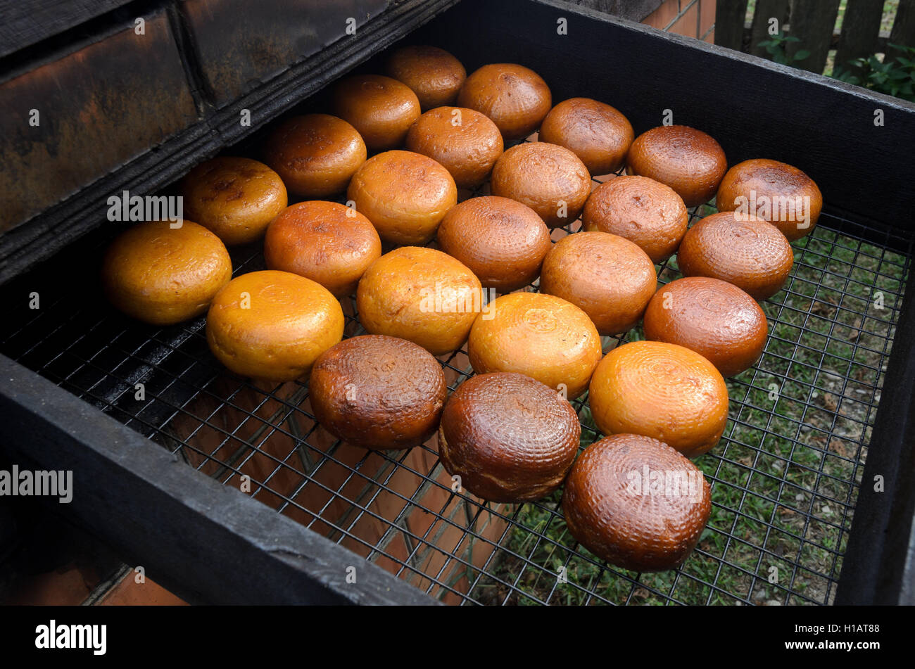 Lasarewskoje, Lazarevskiy Bezirk, Krasnodar, Russland. 23. Sep, 2016. Adygeische Käse gekocht in hausgemachter Käse © Aleksei Sukhorukov/ZUMA Draht/Alamy Live News Stockfoto