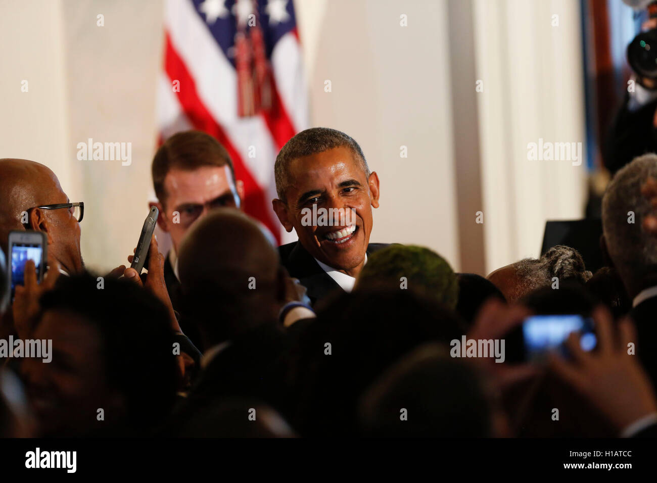 Washington, uns. 22. Sep, 2016. US-Präsident Barack Obama schüttelt die Hand nach der Abgabe von Bemerkungen an der Rezeption zu Ehren der Eröffnung des Smithsonian National Museum of African American History und Kultur, im Grand Foyer des weißen Hauses 22. September 2016, Washington, DC. Bildnachweis: Aude Guerrucci/Pool über CNP - NO WIRE SERVICE - Credit: Dpa/Alamy Live-Nachrichten Stockfoto