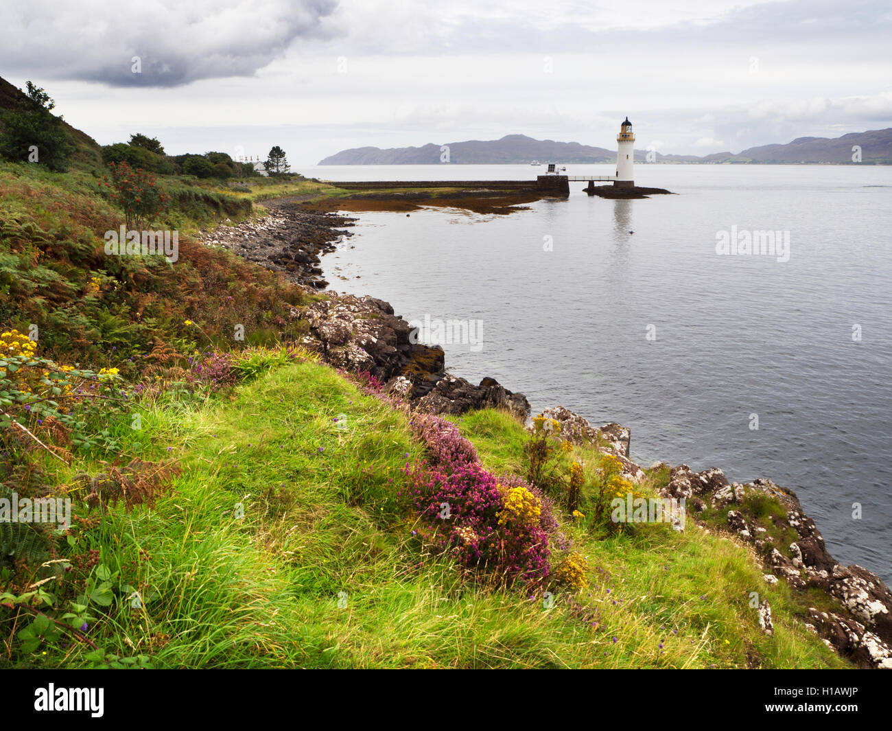 Leuchtturm auf dem Küstenpfad nördlich von Tobermory Isle of Mull Argyll und Bute Schottland Stockfoto