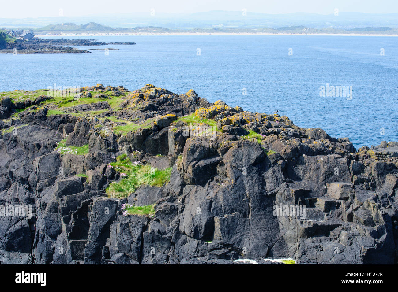 Schöne Aussicht auf den Felsen und Portstewart Strang im County Londonderry, Nordirland, Stockfoto