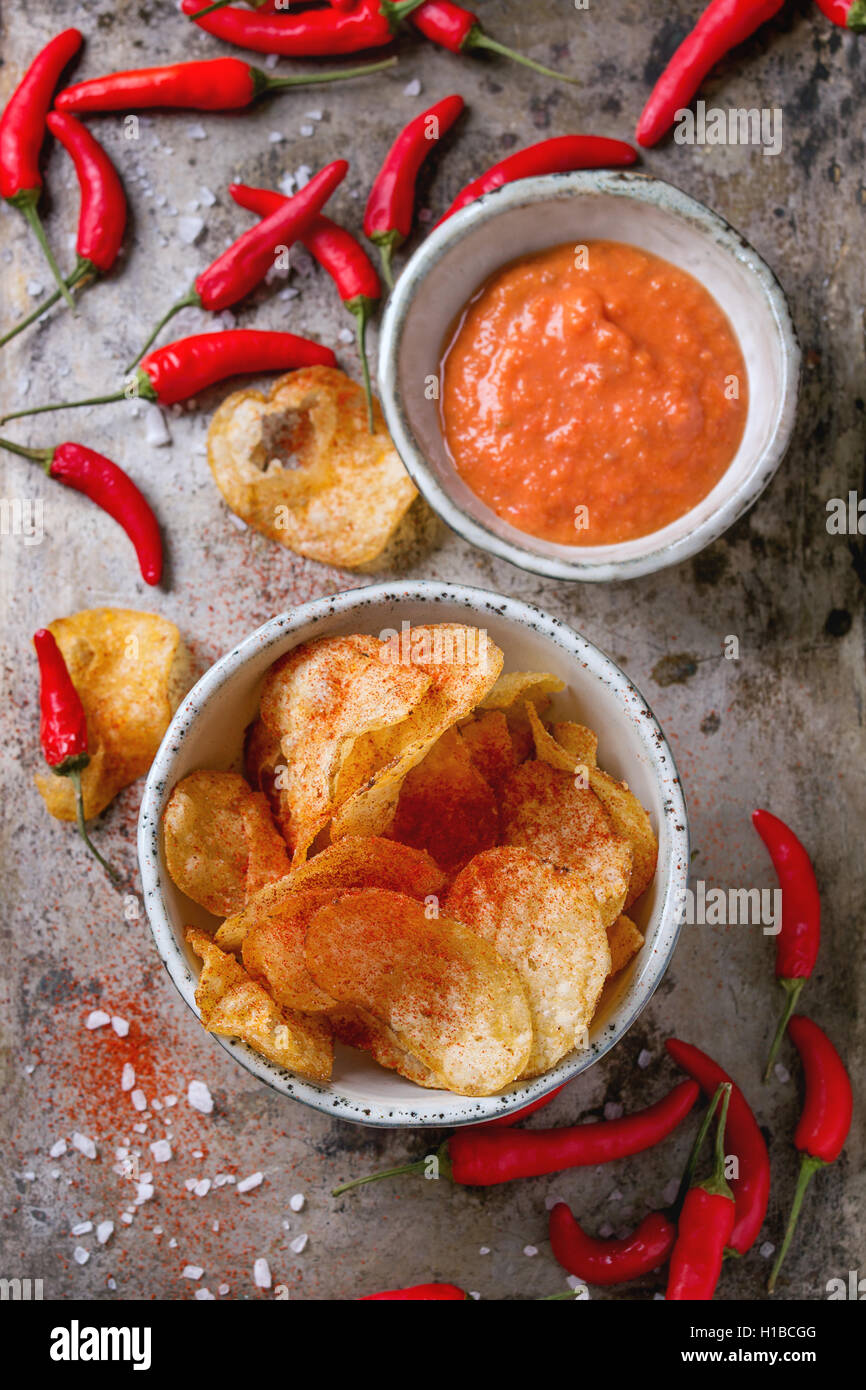 Kartoffel-Chips mit Chili-Paprika Stockfoto