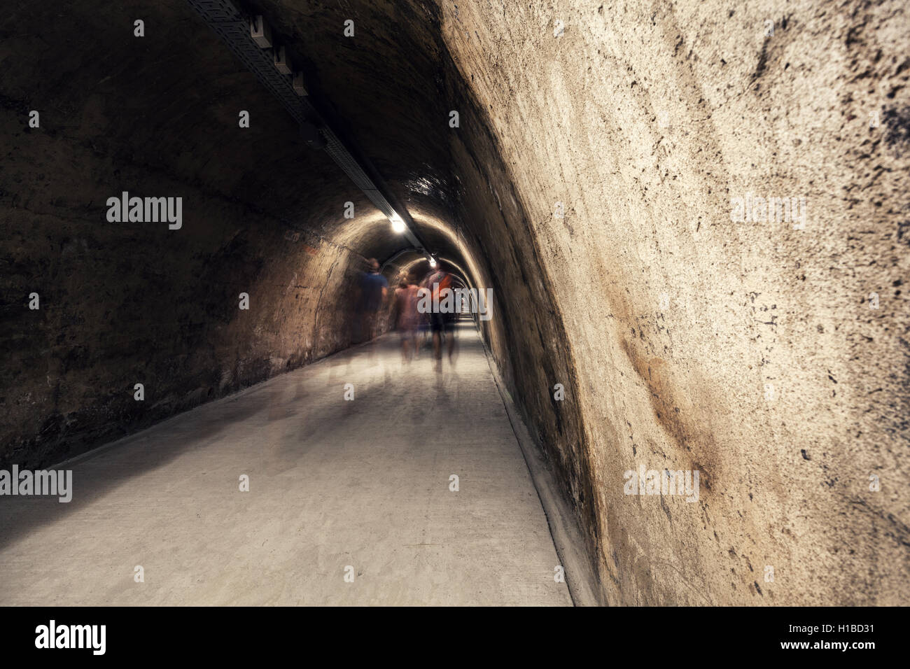 Passanten in alten unterirdischen Tunnel. Stockfoto