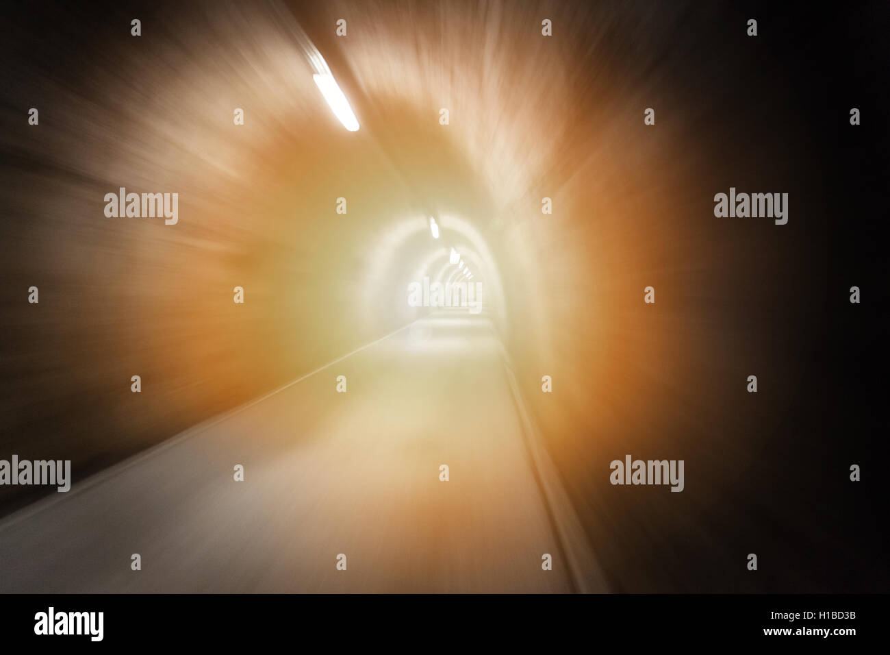 Alten unterirdischen Tunnel.  Licht am Ende des Tunnels-Konzepts. Stockfoto