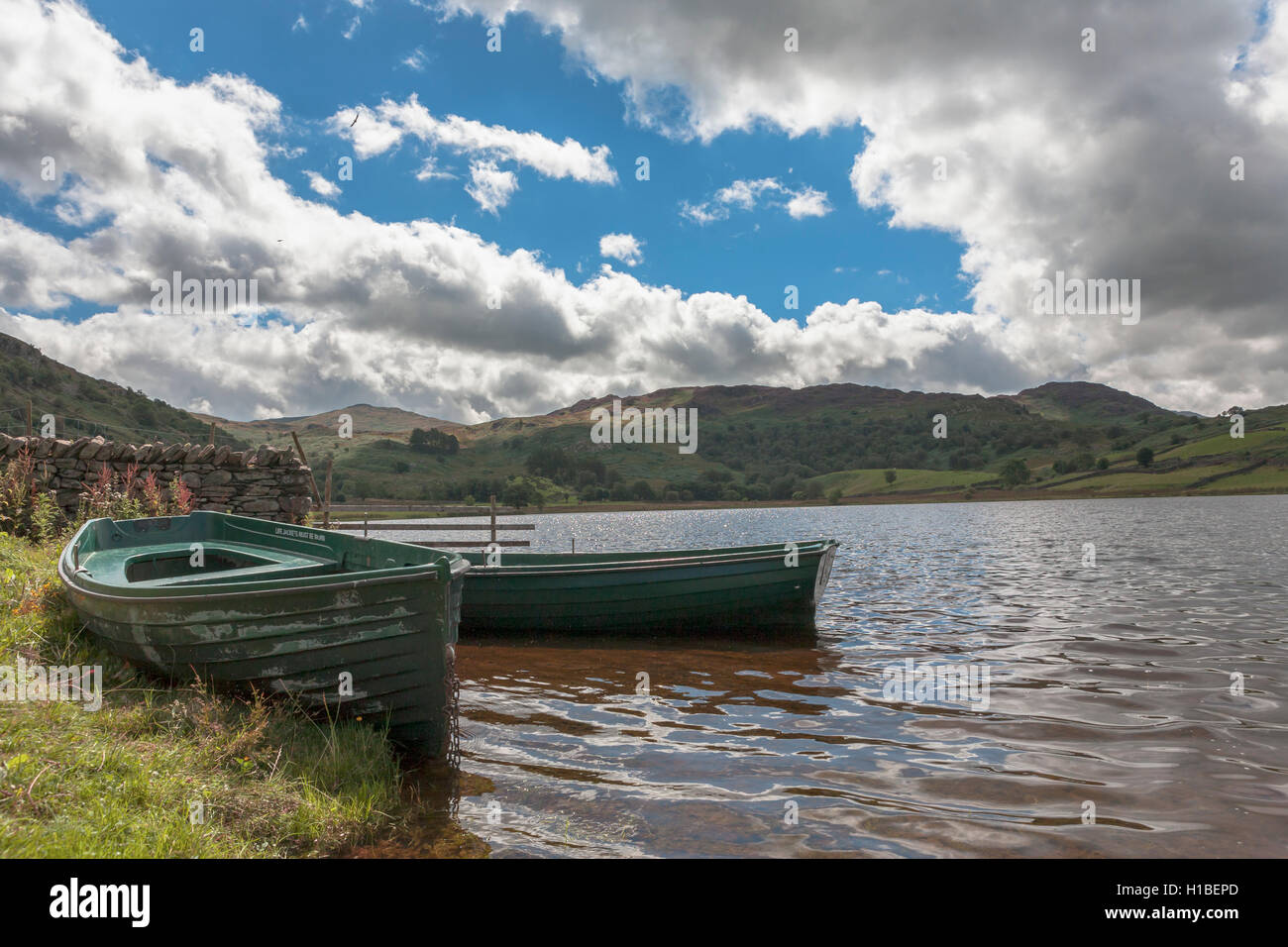Ruderboote auf Watendlath Tarn, Lake District, Cumbria, England Stockfoto