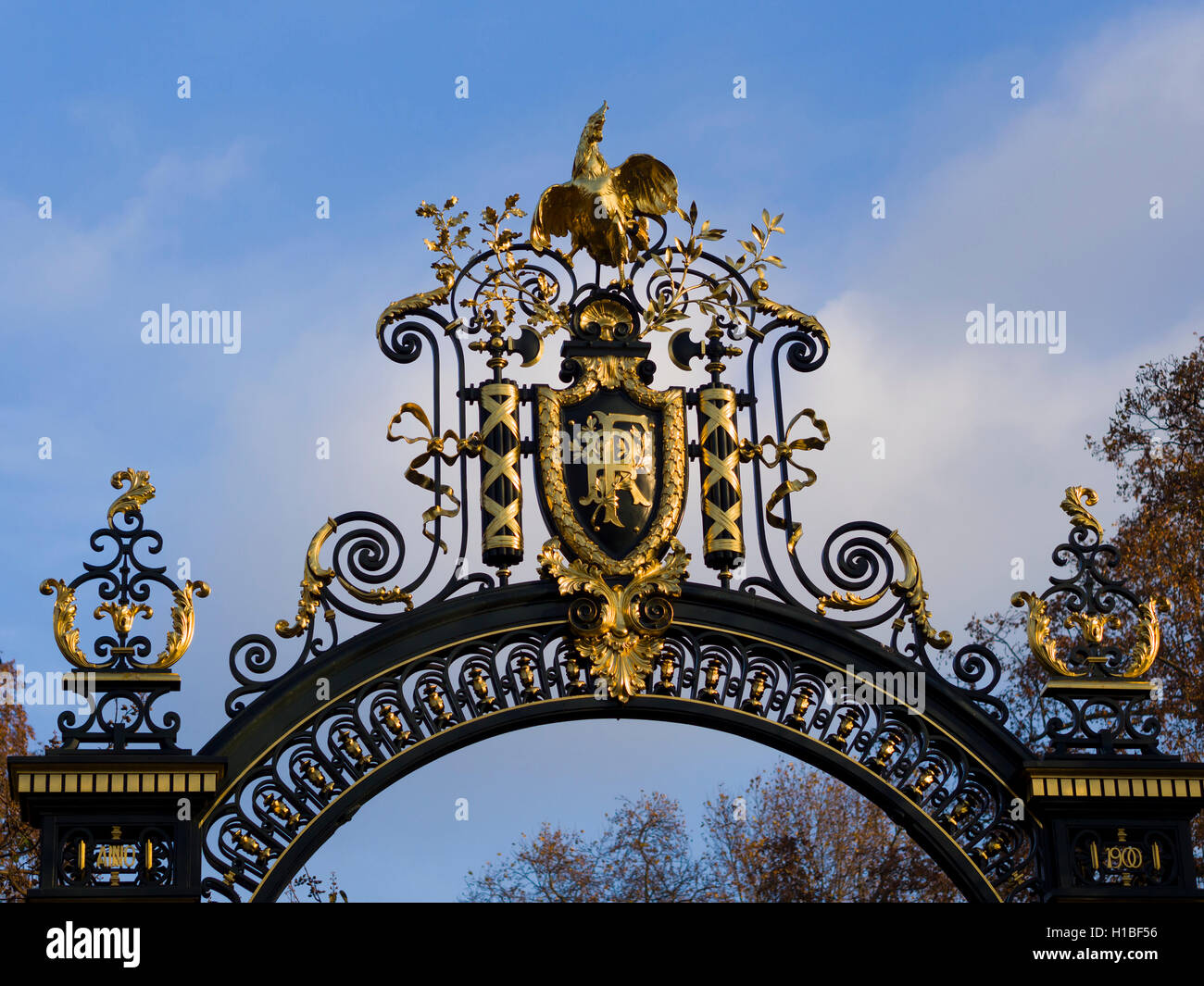 Nation-Emblem der französischen Republik auf einer geschmückten Metalltür im Elysee-Palast Stockfoto