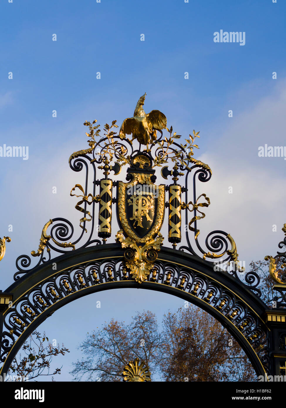 Nation-Emblem der französischen Republik auf einer geschmückten Metalltür im Elysee-Palast Stockfoto