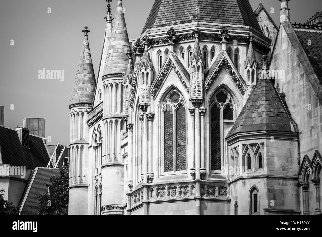 Londons Königliche Gerichtshöfe in den Strang, London. Das Gebäude wurde von George Edmund Street entworfen und beherbergt sowohl die Hi Stockfoto