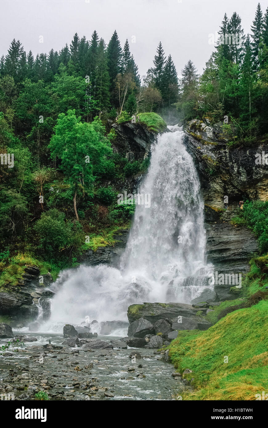 Norwegen, Hordaland Grafschaft. Berühmten Wasserfall Steinsdalsfossen. Skandinavische Natur. Stockfoto