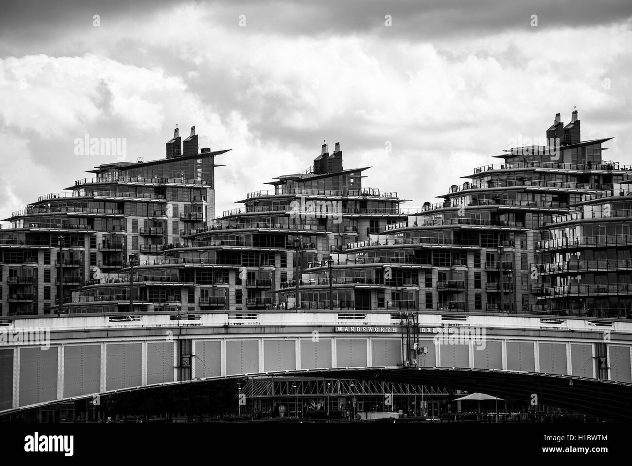 LONDON, UK - 25. Mai 2014: Battersea Reach Anwesen hinter Wandsworth Bridge in London. Verarbeitet in schwarz und weiß. Stockfoto