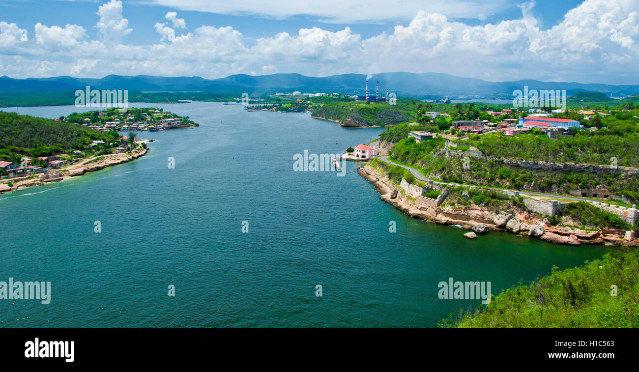 Panoramablick über die Bucht von Santiago de Cuba-Eingang mit Wolkengebilde Stockfoto