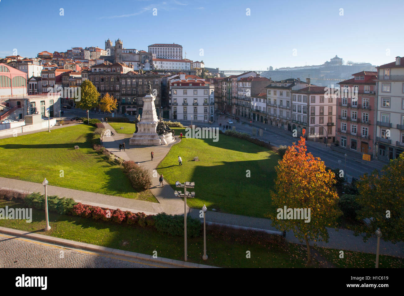 Jardim Infante Dom Henrique in Porto, Portugal mit Kathedrale im Hintergrund von Bolsa Palast Palácio da Bolsa gesehen Stockfoto