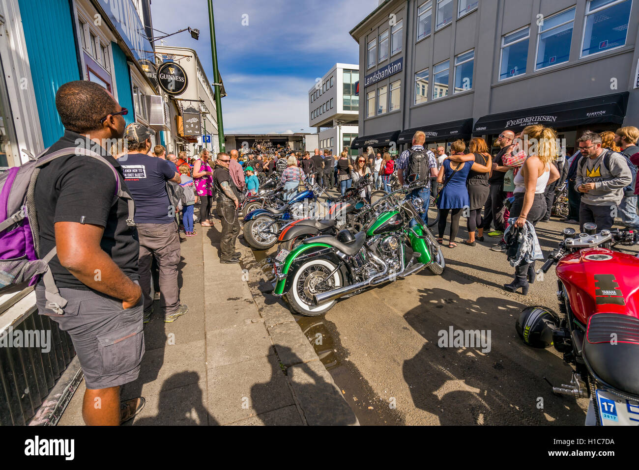Menschen, die im Freien genießen die Musik während der Menningarnott-Kultur-Festival in Reykjavik, Island Stockfoto