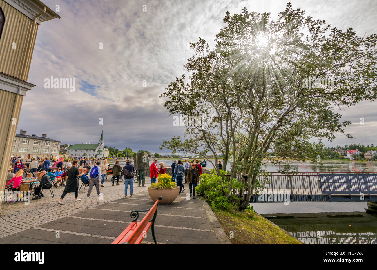 Menschen am Teich von Reykjavik, Menningarnott-Kultur-Festival in Reykjavik, Island Stockfoto