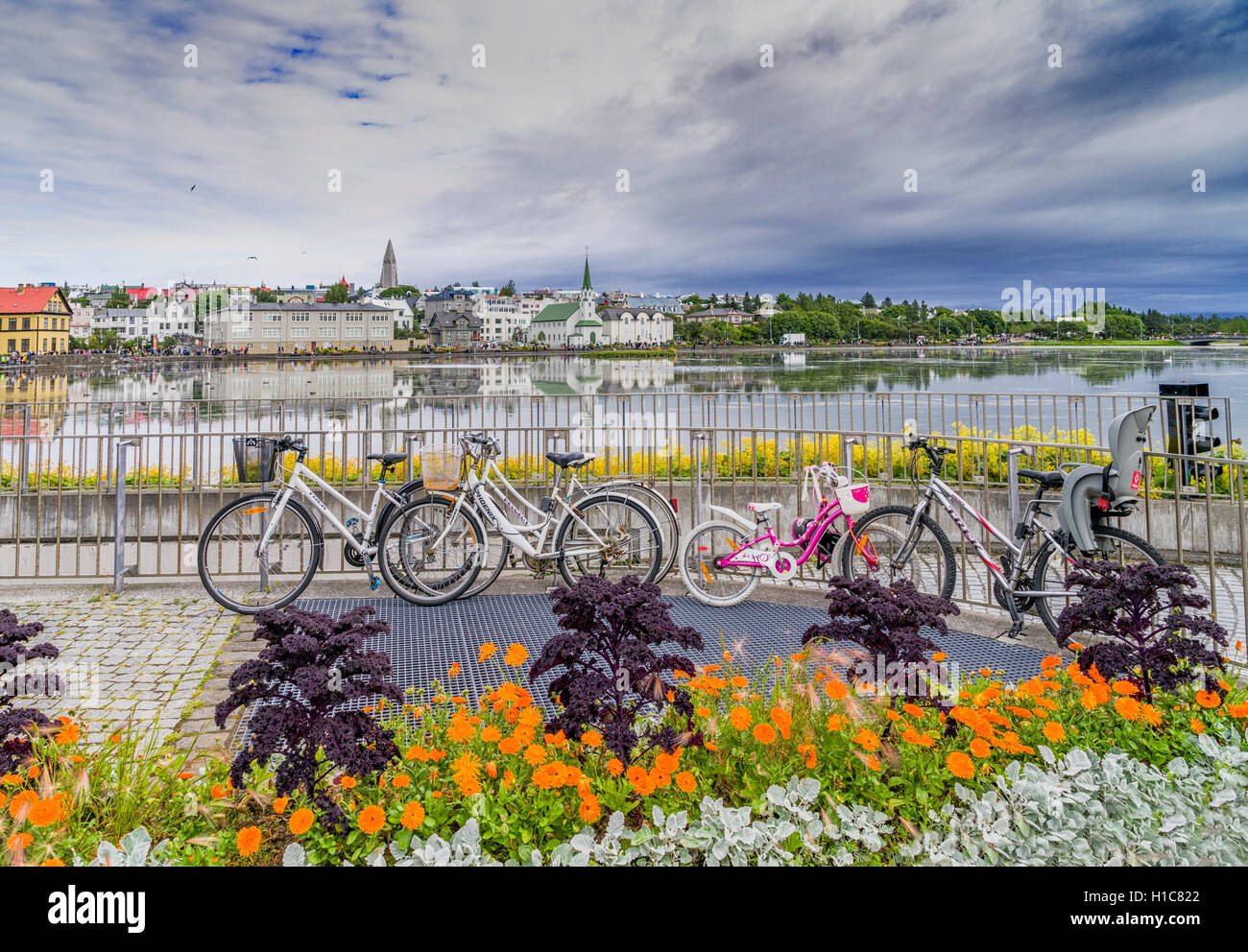 Fahrräder am Reykjavik-Teich, Menningarnott-Kultur-Festival in Reykjavik, Island Stockfoto