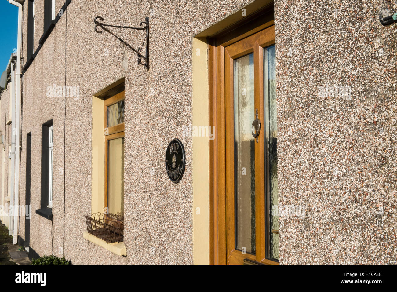 Kiesel gestrichelte Wände von Häusern, Hütten inmitten der Hügel Dorf Llansaint, in der Nähe von Kidwelly, Carmarthenshire, Wales. Stockfoto