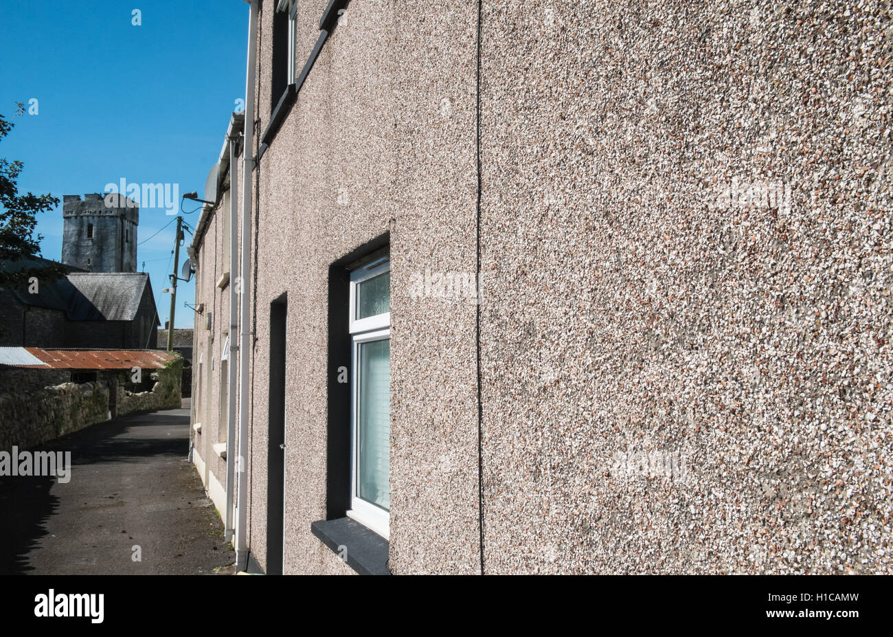 Kiesel gestrichelte Wände von Häusern, Hütten inmitten der Hügel Dorf Llansaint, in der Nähe von Kidwelly, Carmarthenshire, Wales. Stockfoto