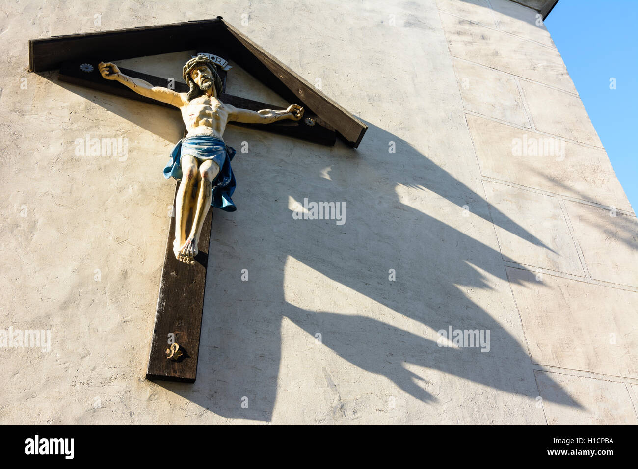 Wiesmath: Kruzifix mit langen Schatten außerhalb der Kirche St. Peter Und Paul, Bucklige Welt, Wiener Alpen, Alpen, Niederösterreich, Lower Stockfoto