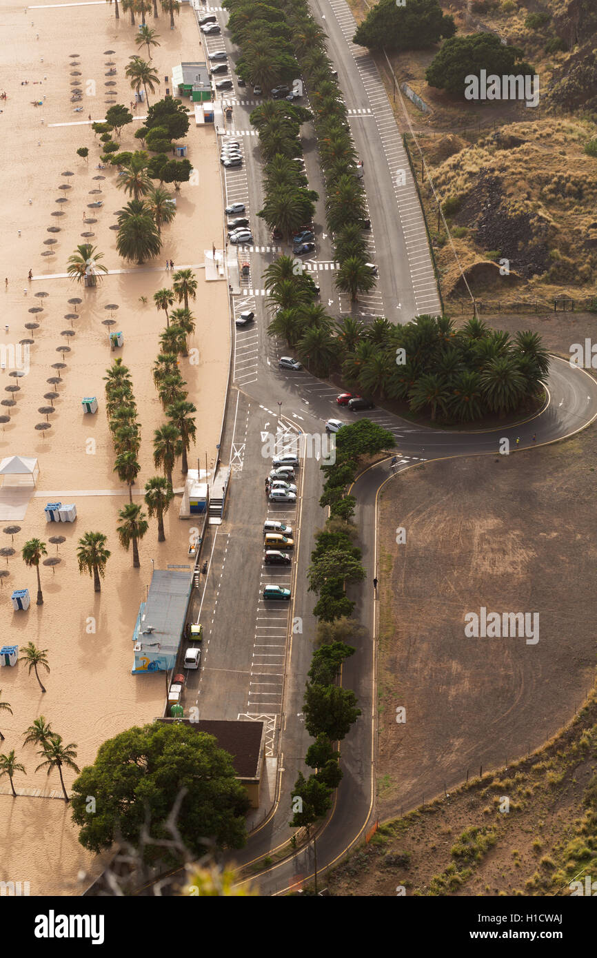 Straße entlang des Strandes, Ansicht von oben Stockfoto
